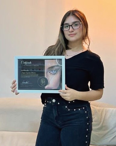 Deyna segurando o certificado da formação The Perfect Brow